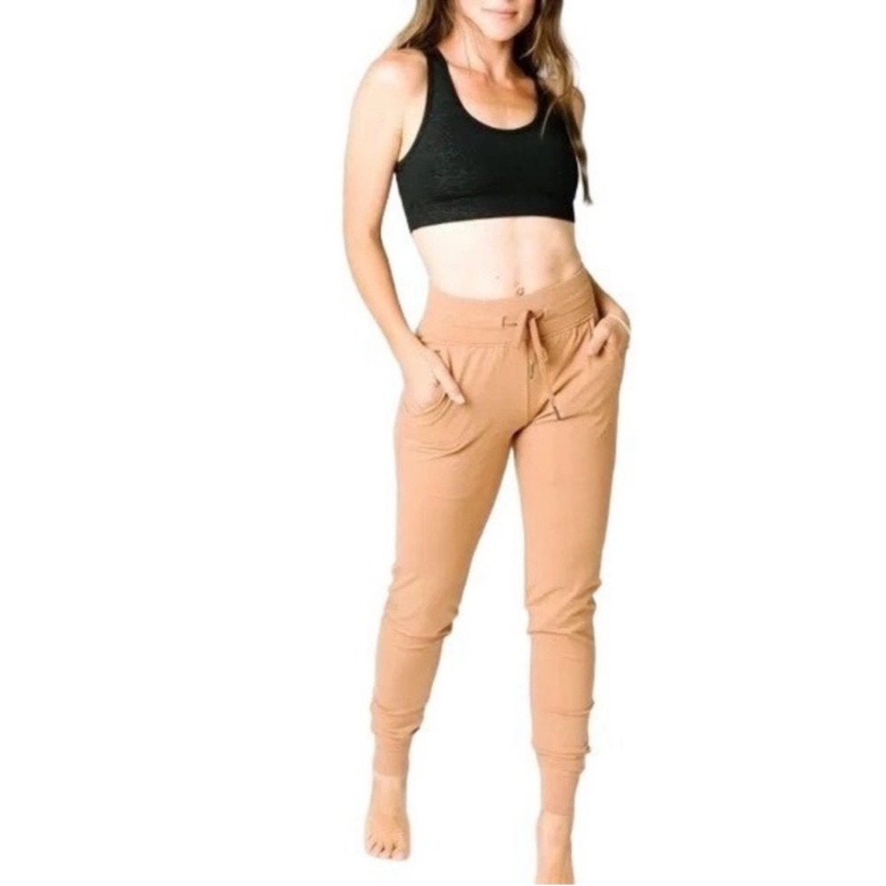 Zyia Active Camel Ascend Joggers Size XL.